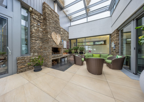 Exkluzívna VILA s panoramatickým výhľadom vo Svätom Jure - 5 izbová s terasou, átriom, krbom a pozemkom 6 616 m2