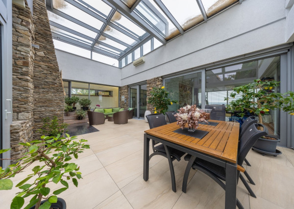 Exkluzívna VILA s panoramatickým výhľadom vo Svätom Jure - 5 izbová s terasou, átriom, krbom a pozemkom 6 616 m2