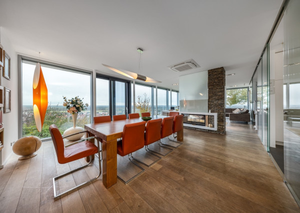 Exkluzívna VILA s panoramatickým výhľadom vo Svätom Jure - 5 izbová s terasou, átriom, krbom a pozemkom 6 616 m2