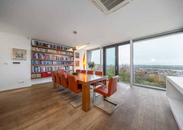 Exkluzívna VILA s panoramatickým výhľadom vo Svätom Jure - 5 izbová s terasou, átriom, krbom a pozemkom 6 616 m2