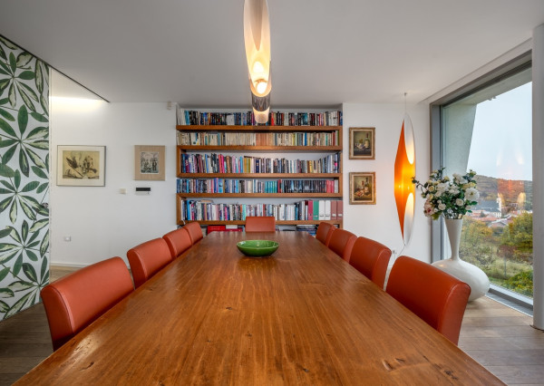 Exkluzívna VILA s panoramatickým výhľadom vo Svätom Jure - 5 izbová s terasou, átriom, krbom a pozemkom 6 616 m2