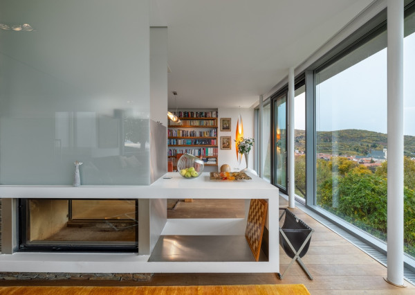 Exkluzívna VILA s panoramatickým výhľadom vo Svätom Jure - 5 izbová s terasou, átriom, krbom a pozemkom 6 616 m2