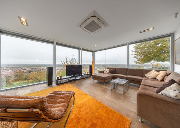 Exkluzívna VILA s panoramatickým výhľadom vo Svätom Jure - 5 izbová s terasou, átriom, krbom a pozemkom 6 616 m2