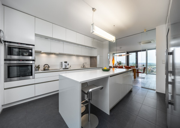 Exkluzívna VILA s panoramatickým výhľadom vo Svätom Jure - 5 izbová s terasou, átriom, krbom a pozemkom 6 616 m2