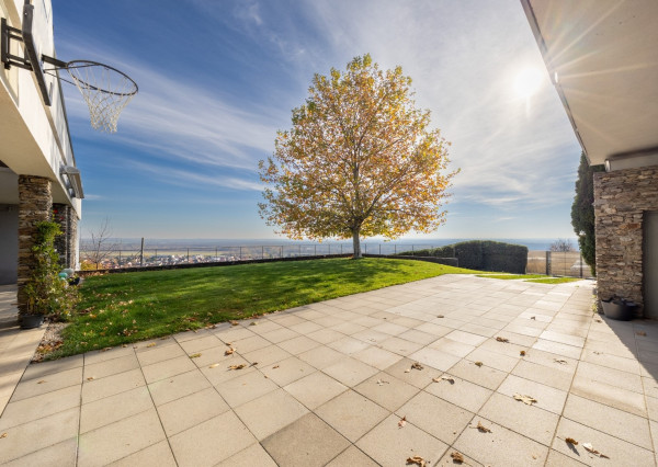 Exkluzívna VILA s panoramatickým výhľadom vo Svätom Jure - 5 izbová s terasou, átriom, krbom a pozemkom 6 616 m2