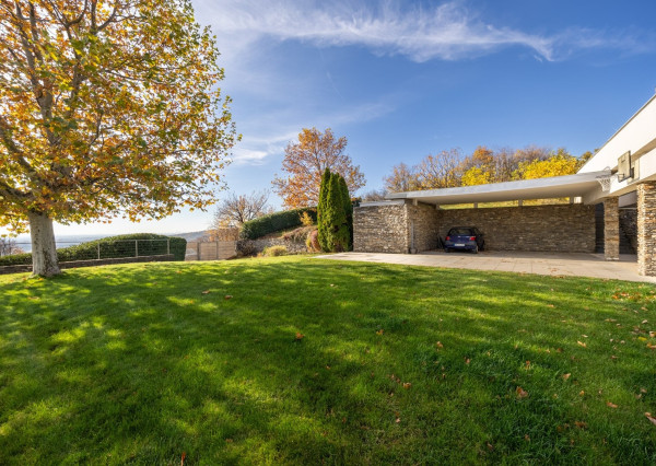 Exkluzívna VILA s panoramatickým výhľadom vo Svätom Jure - 5 izbová s terasou, átriom, krbom a pozemkom 6 616 m2