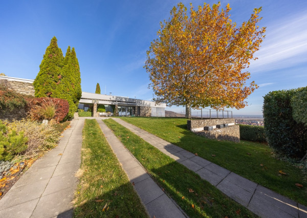 Exkluzívna VILA s panoramatickým výhľadom vo Svätom Jure - 5 izbová s terasou, átriom, krbom a pozemkom 6 616 m2