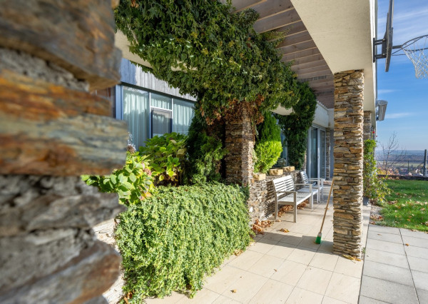 Exkluzívna VILA s panoramatickým výhľadom vo Svätom Jure - 5 izbová s terasou, átriom, krbom a pozemkom 6 616 m2