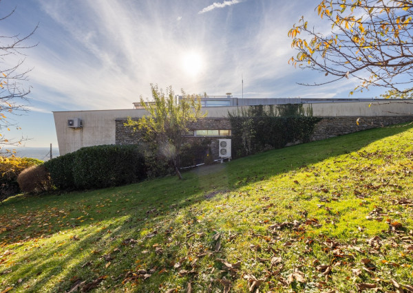 Exkluzívna VILA s panoramatickým výhľadom vo Svätom Jure - 5 izbová s terasou, átriom, krbom a pozemkom 6 616 m2