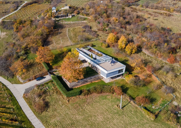 Exkluzívna VILA s panoramatickým výhľadom vo Svätom Jure - 5 izbová s terasou, átriom, krbom a pozemkom 6 616 m2