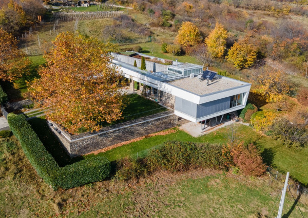 Exkluzívna VILA s panoramatickým výhľadom vo Svätom Jure - 5 izbová s terasou, átriom, krbom a pozemkom 6 616 m2