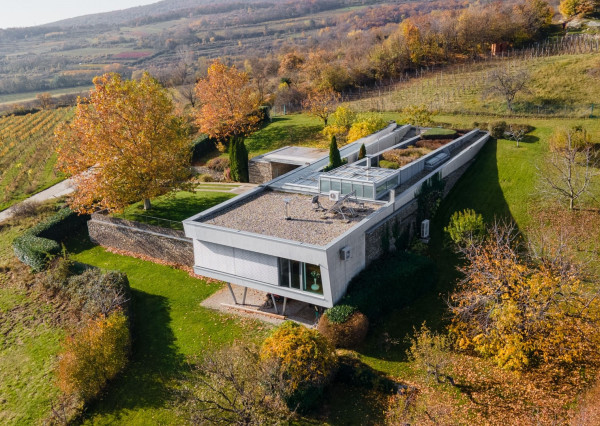 Exkluzívna VILA s panoramatickým výhľadom vo Svätom Jure - 5 izbová s terasou, átriom, krbom a pozemkom 6 616 m2