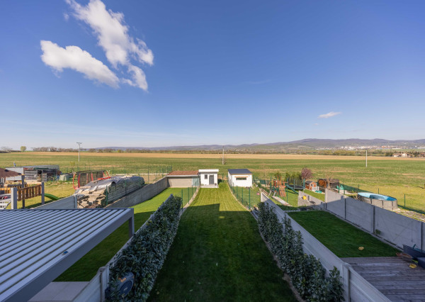 Predaj novostavba rodinný dom s parkovaním a so záhradou 150 m2 v Šenkviciach s výhľadom na Malé Karpaty