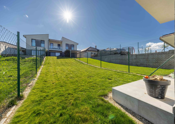 Predaj novostavba rodinný dom s parkovaním a so záhradou 150 m2 v Šenkviciach s výhľadom na Malé Karpaty