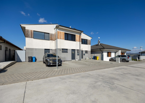 Predaj novostavba rodinný dom s parkovaním a so záhradou 150 m2 v Šenkviciach s výhľadom na Malé Karpaty