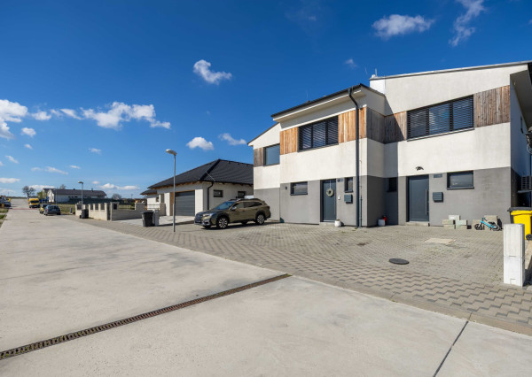 Predaj novostavba rodinný dom s parkovaním a so záhradou 150 m2 v Šenkviciach s výhľadom na Malé Karpaty