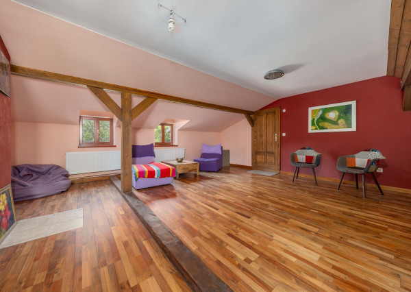 Predaj vidiecky rodinný dom  po rekonštrukcii s bazénom, garážou a pozemkom 800 m2 Vištuk