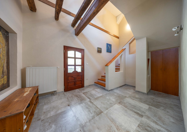 Predaj vidiecky rodinný dom  po rekonštrukcii s bazénom, garážou a pozemkom 800 m2 Vištuk