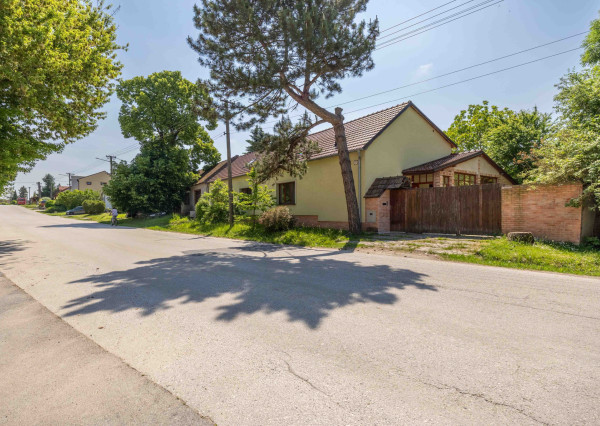 Predaj vidiecky rodinný dom  po rekonštrukcii s bazénom, garážou a pozemkom 800 m2 Vištuk