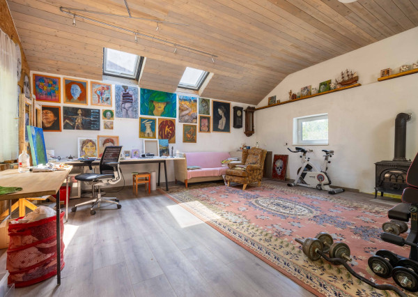 Predaj víkendový rodinný dom so stodolou + samostatný ateliér/posilňovňa + záhrada, pozemok celkom 2 699 m2 Vištuk