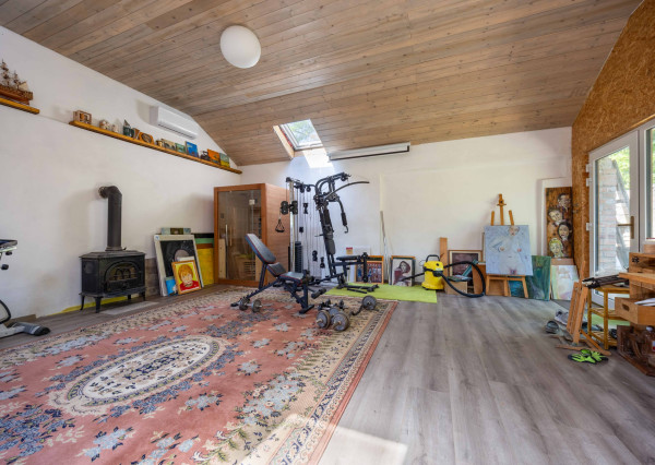 Predaj víkendový rodinný dom so stodolou + samostatný ateliér/posilňovňa + záhrada, pozemok celkom 2 699 m2 Vištuk