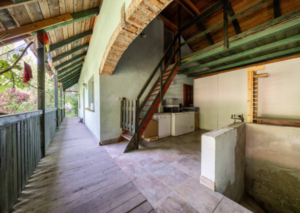 Predaj víkendový rodinný dom so stodolou + samostatný ateliér/posilňovňa + záhrada, pozemok celkom 2 699 m2 Vištuk