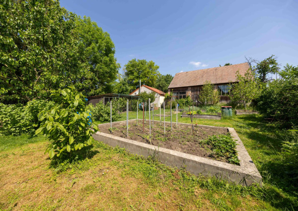 Predaj víkendový rodinný dom so stodolou + samostatný ateliér/posilňovňa + záhrada, pozemok celkom 2 699 m2 Vištuk