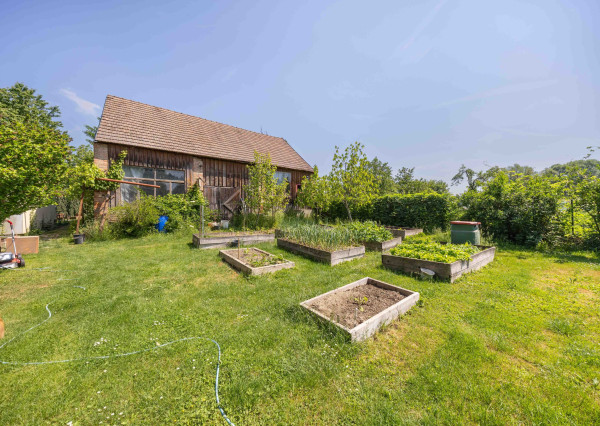 Predaj víkendový rodinný dom so stodolou + samostatný ateliér/posilňovňa + záhrada, pozemok celkom 2 699 m2 Vištuk