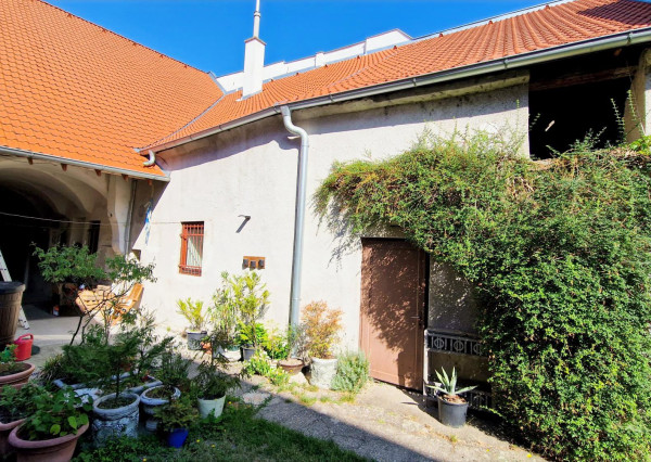 Predaj rodinný dom v Modre na Štúrovej ulici - v súčasnosti obchodný priestor s možnosťou parkovania a dvorom