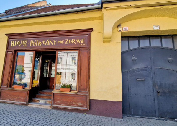 Predaj rodinný dom v Modre na Štúrovej ulici - v súčasnosti obchodný priestor s možnosťou parkovania a dvorom