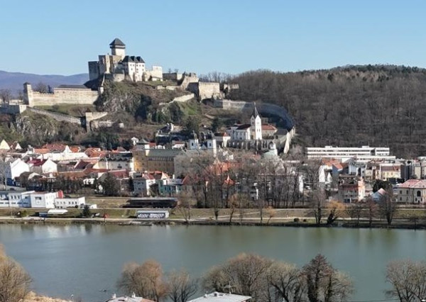 Predaj 4 izbový veľký byt v pôvodnom stave 125 m2 + terasa v centre Trenčína