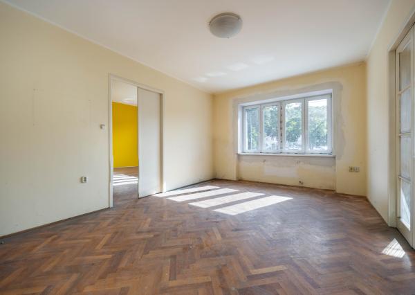 Predaj 4 izbový veľký byt v pôvodnom stave 125 m2 + terasa v centre Trenčína