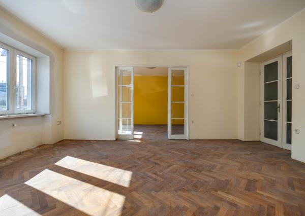 Predaj 4 izbový veľký byt v pôvodnom stave 125 m2 + terasa v centre Trenčína