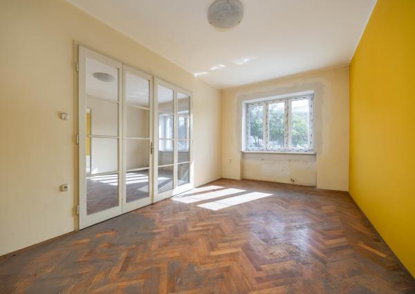 Predaj 4 izbový veľký byt v pôvodnom stave 125 m2 + terasa v centre Trenčína