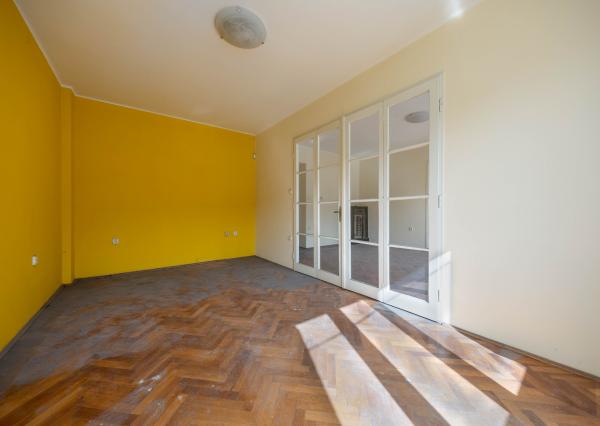 Predaj 4 izbový veľký byt v pôvodnom stave 125 m2 + terasa v centre Trenčína