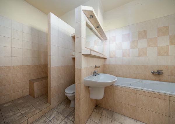 Predaj 4 izbový veľký byt v pôvodnom stave 125 m2 + terasa v centre Trenčína
