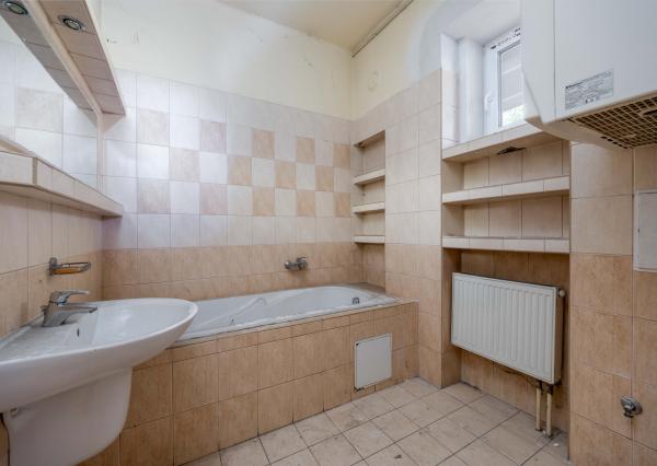 Predaj 4 izbový veľký byt v pôvodnom stave 125 m2 + terasa v centre Trenčína
