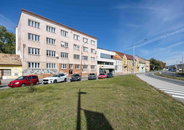 Predaj 4 izbový veľký byt v pôvodnom stave 125 m2 + terasa v centre Trenčína