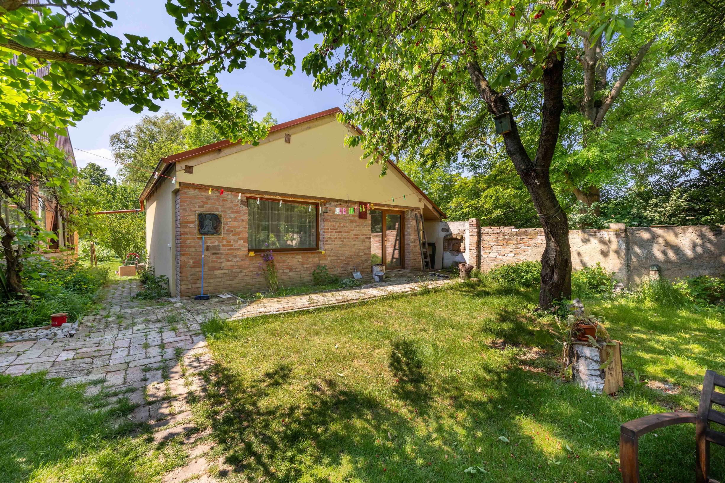 Predaj víkendový rodinný dom so stodolou + samostatný ateliér/posilňovňa + záhrada, pozemok celkom 2 699 m2 Vištuk